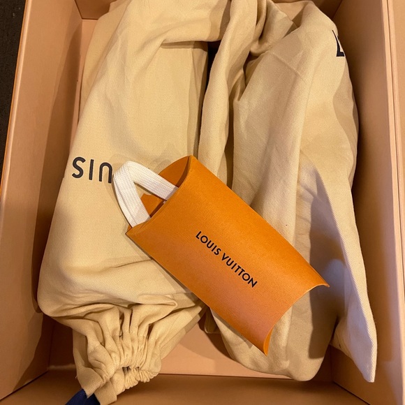 Gently worn authentic Louis Vuitton Timeout Sneakers size 38.5 (8.5) - Picture 4 of 7